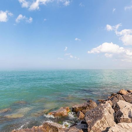 Globalstay Modern Townhomes In Lakeshore Steps To The Beach ハミルトン エクステリア 写真