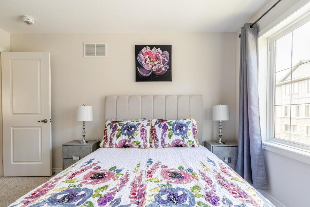 Globalstay Modern Townhomes In Lakeshore Steps To The Beach ハミルトン エクステリア 写真