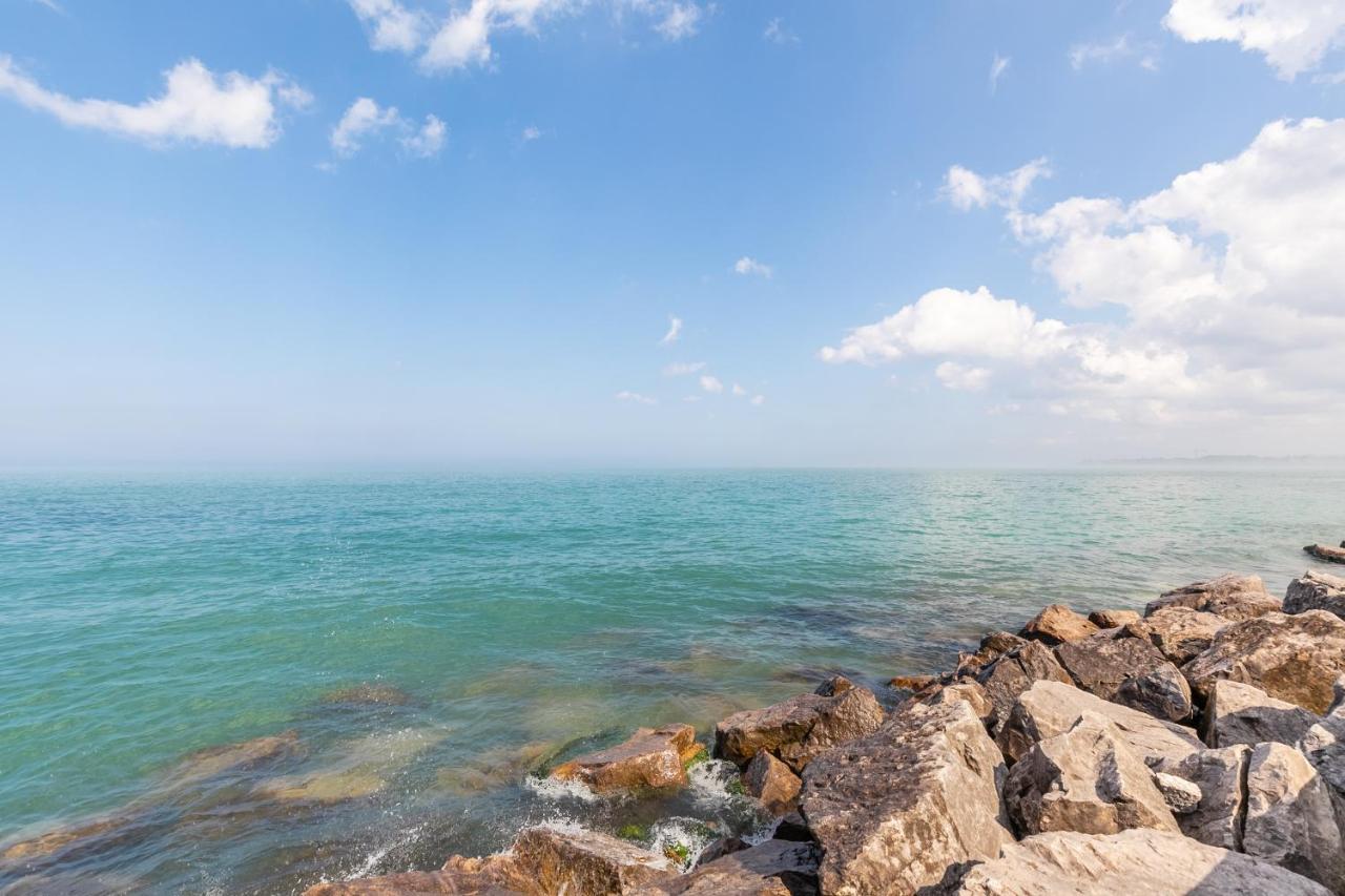 Globalstay Modern Townhomes In Lakeshore Steps To The Beach ハミルトン エクステリア 写真