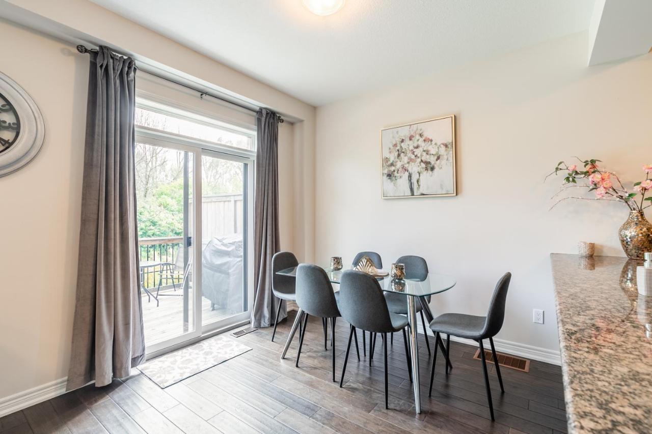 Globalstay Modern Townhomes In Lakeshore Steps To The Beach ハミルトン エクステリア 写真