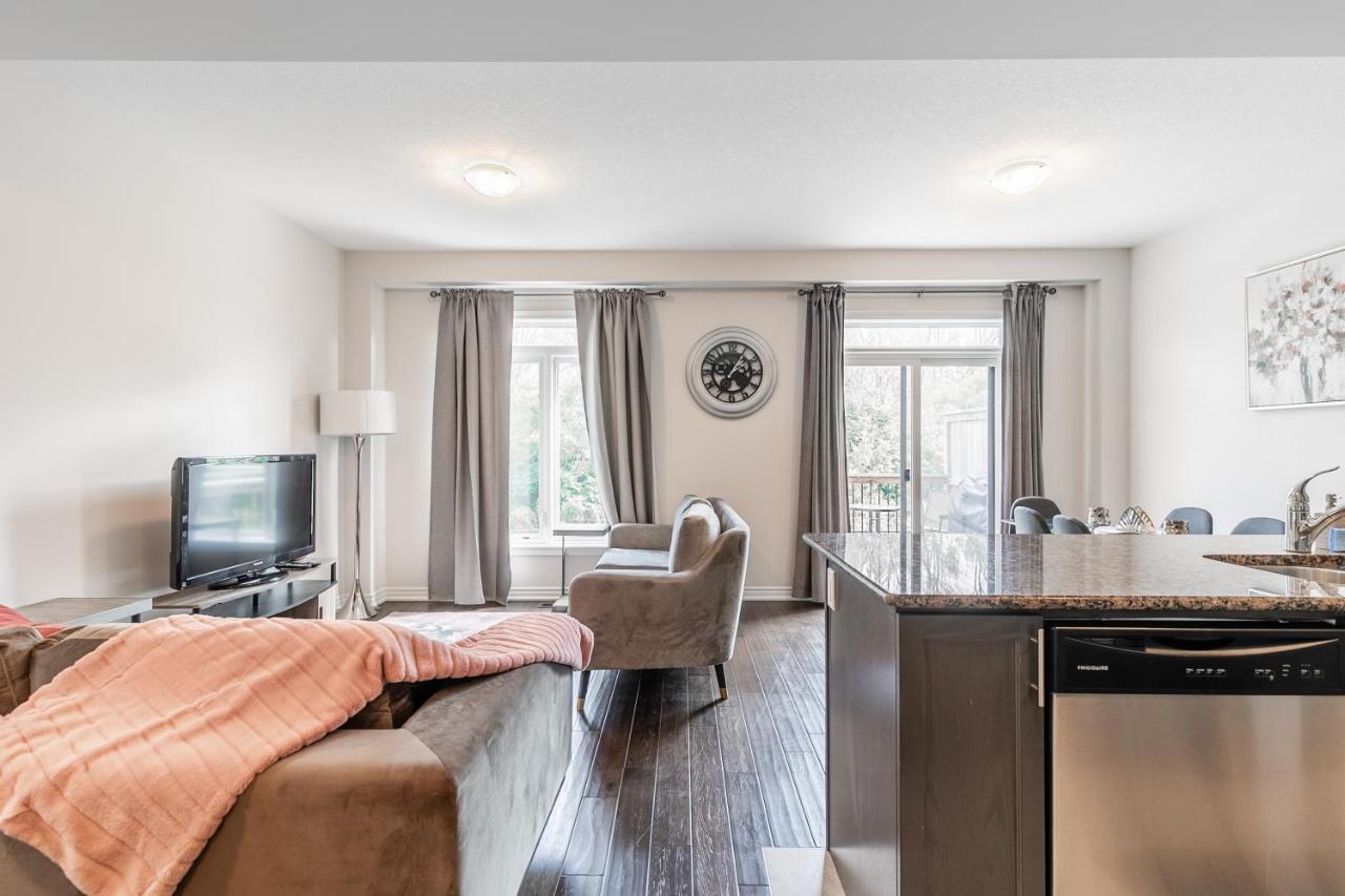 Globalstay Modern Townhomes In Lakeshore Steps To The Beach ハミルトン エクステリア 写真
