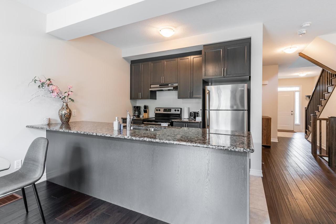 Globalstay Modern Townhomes In Lakeshore Steps To The Beach ハミルトン エクステリア 写真