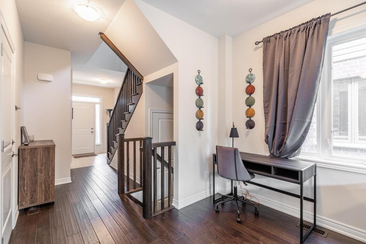 Globalstay Modern Townhomes In Lakeshore Steps To The Beach ハミルトン エクステリア 写真