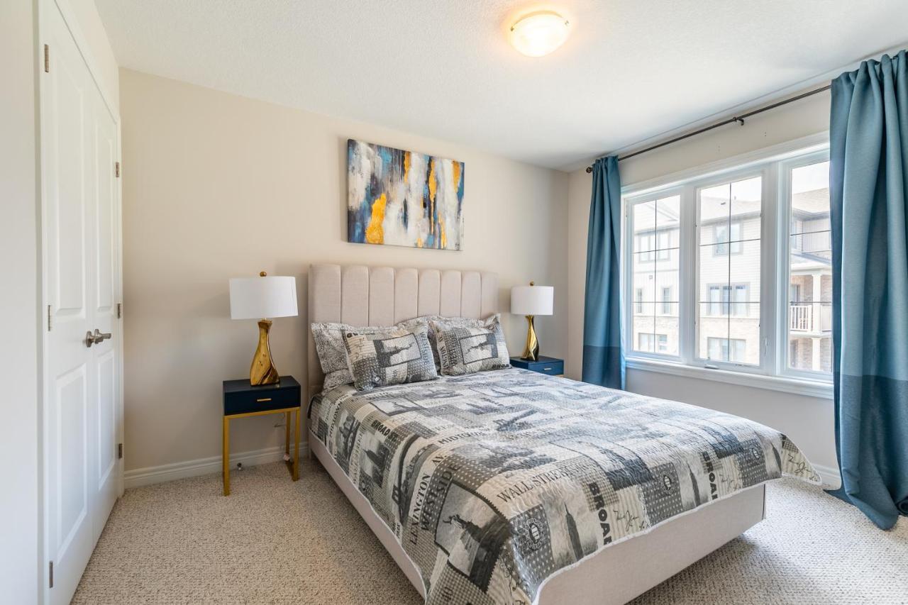 Globalstay Modern Townhomes In Lakeshore Steps To The Beach ハミルトン エクステリア 写真
