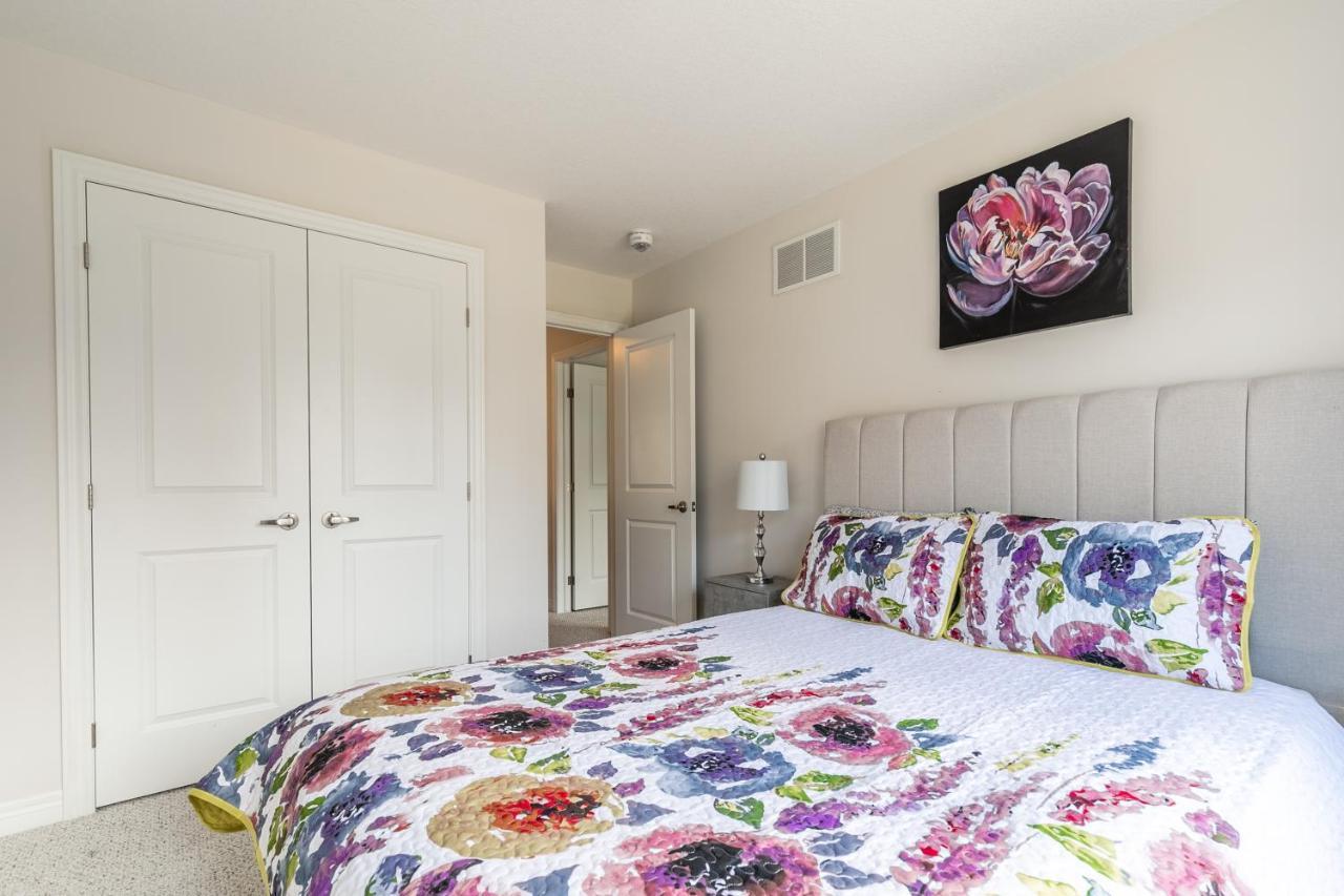 Globalstay Modern Townhomes In Lakeshore Steps To The Beach ハミルトン エクステリア 写真