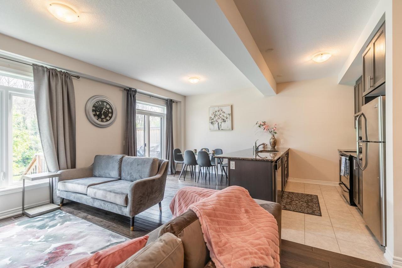 Globalstay Modern Townhomes In Lakeshore Steps To The Beach ハミルトン エクステリア 写真