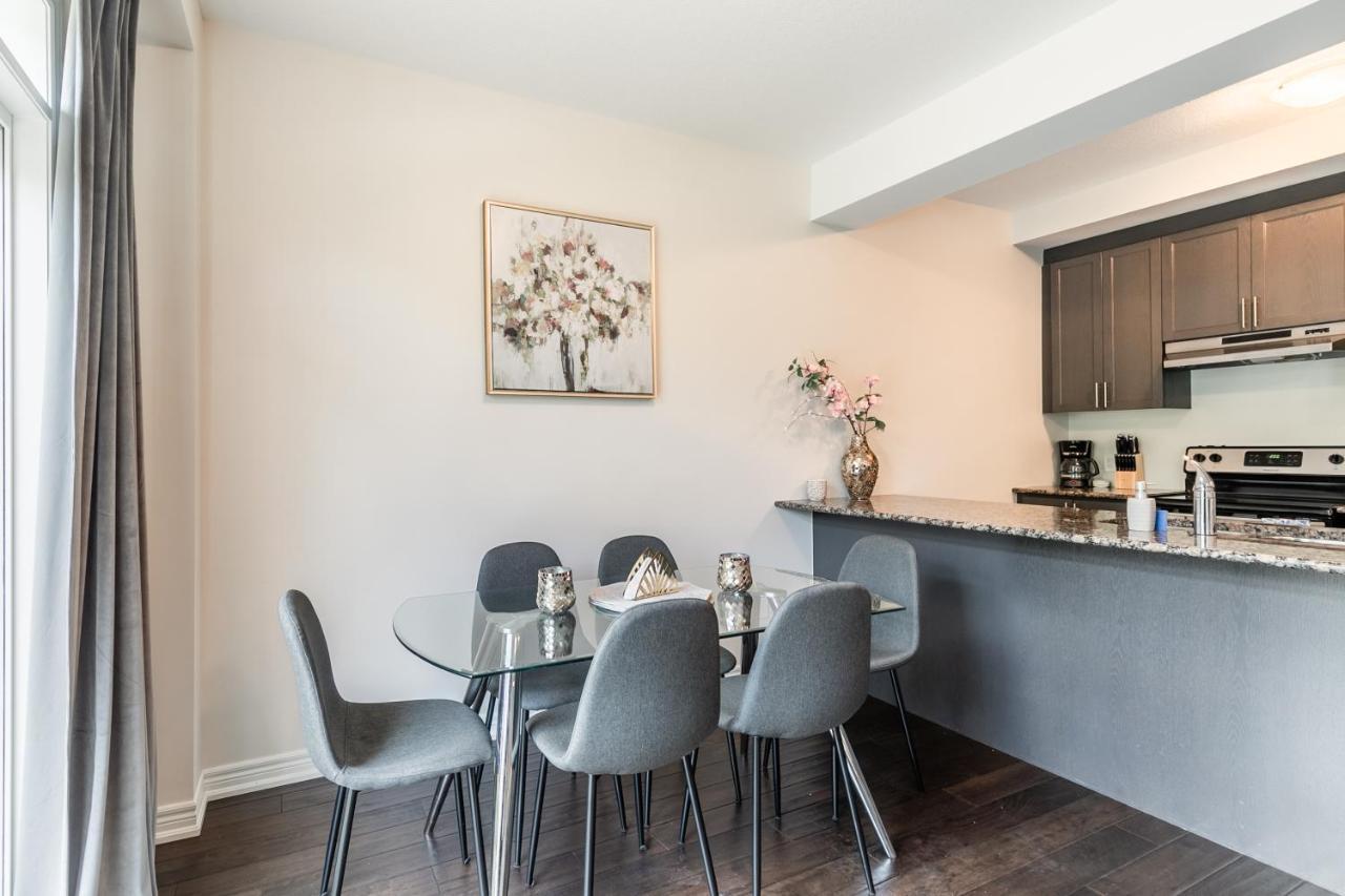 Globalstay Modern Townhomes In Lakeshore Steps To The Beach ハミルトン エクステリア 写真