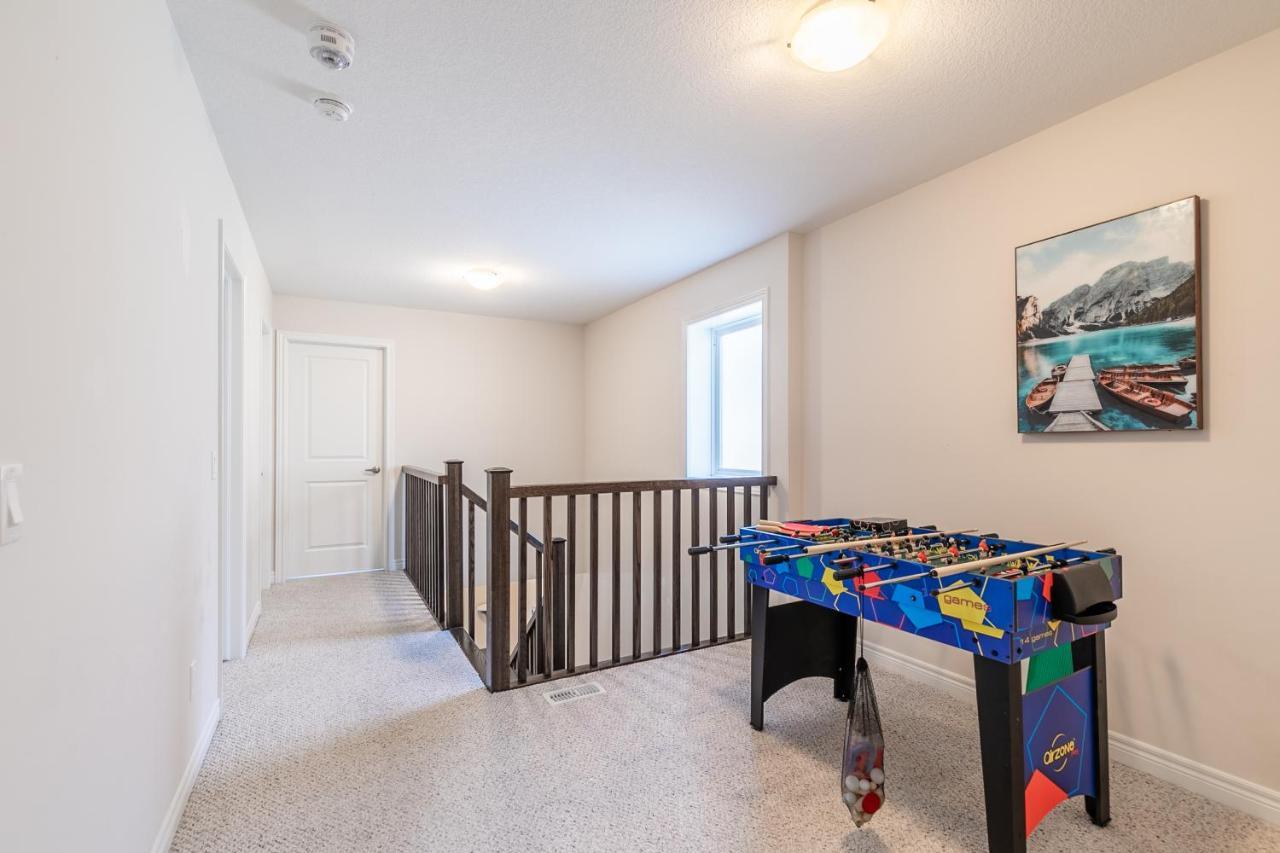 Globalstay Modern Townhomes In Lakeshore Steps To The Beach ハミルトン エクステリア 写真