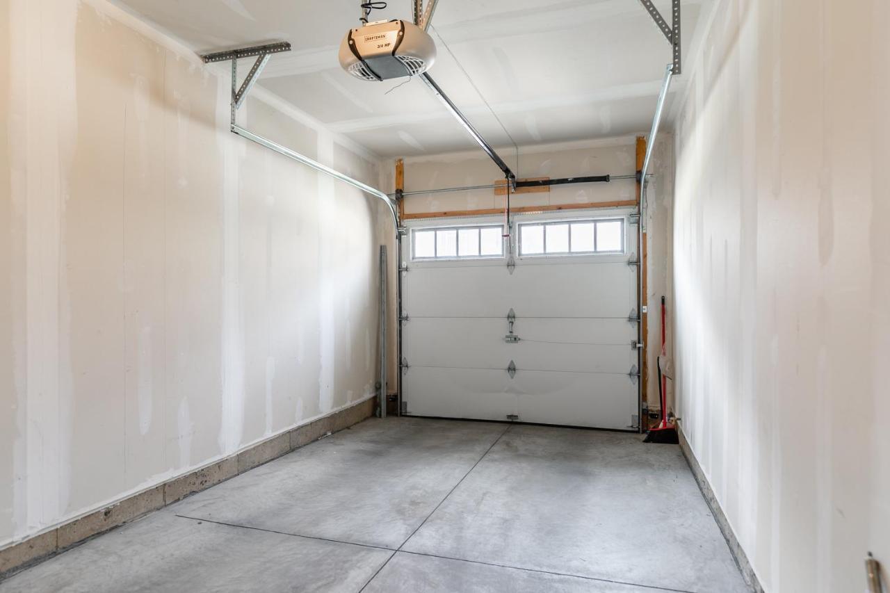 Globalstay Modern Townhomes In Lakeshore Steps To The Beach ハミルトン エクステリア 写真