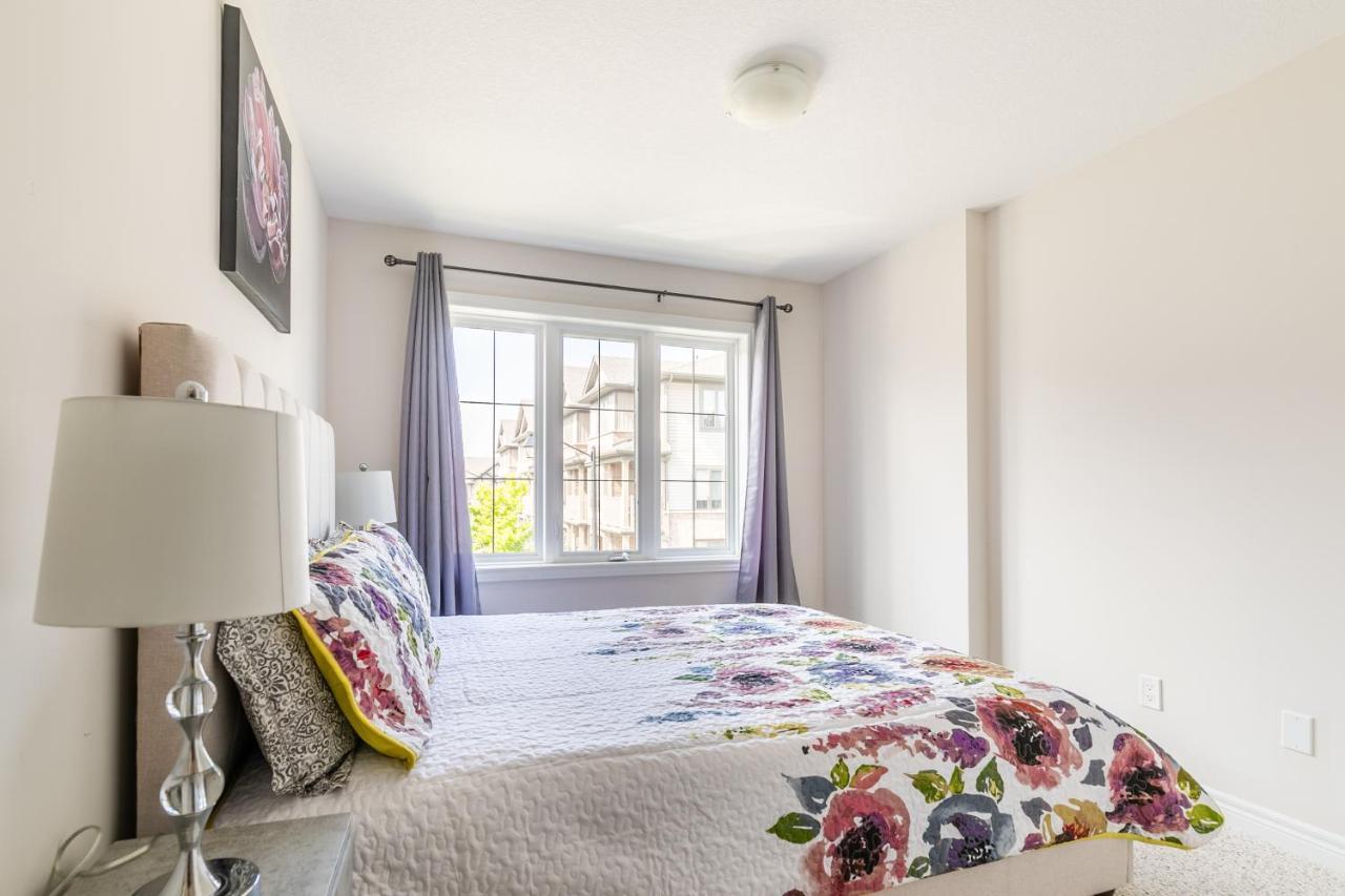 Globalstay Modern Townhomes In Lakeshore Steps To The Beach ハミルトン エクステリア 写真