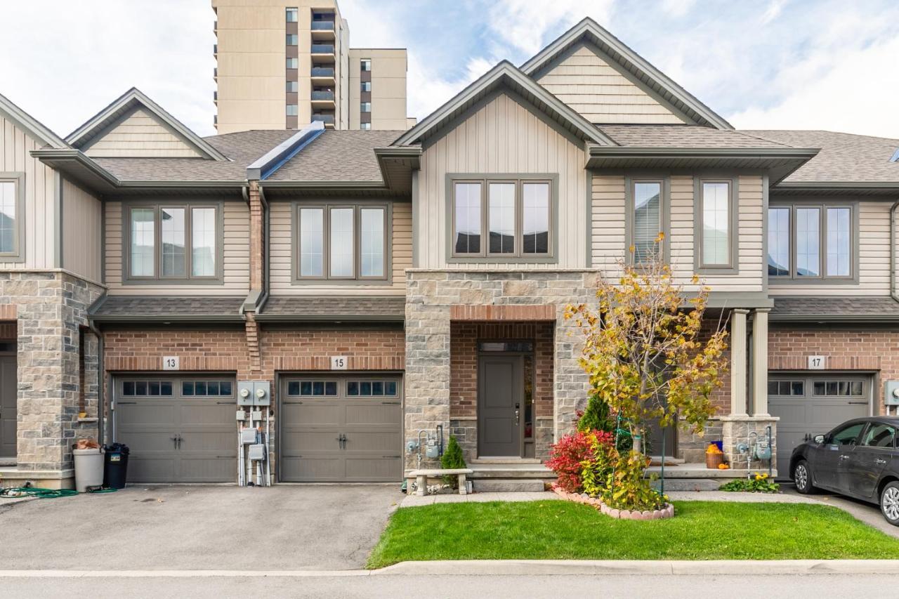 Globalstay Modern Townhomes In Lakeshore Steps To The Beach ハミルトン エクステリア 写真