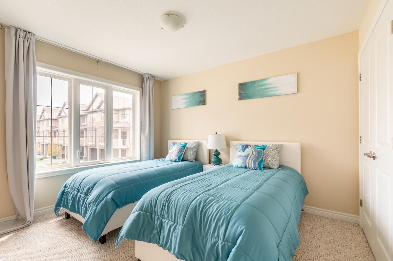 Globalstay Modern Townhomes In Lakeshore Steps To The Beach ハミルトン エクステリア 写真