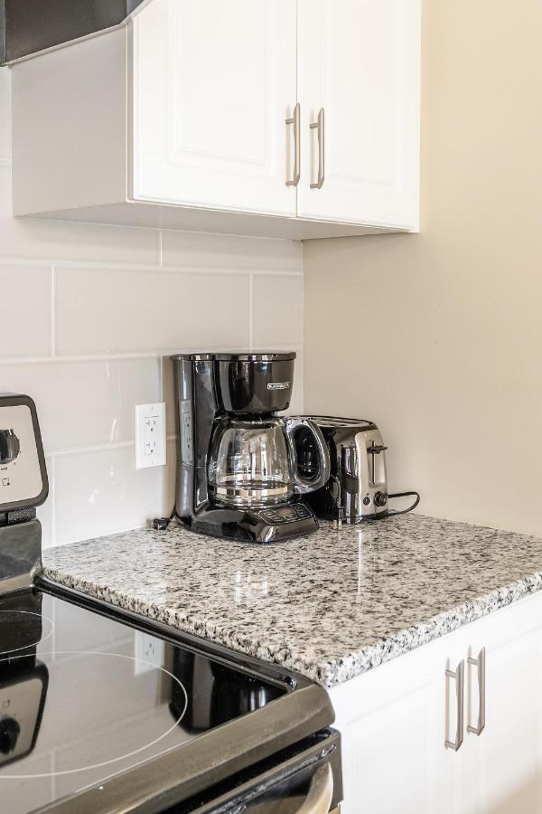 Globalstay Modern Townhomes In Lakeshore Steps To The Beach ハミルトン エクステリア 写真
