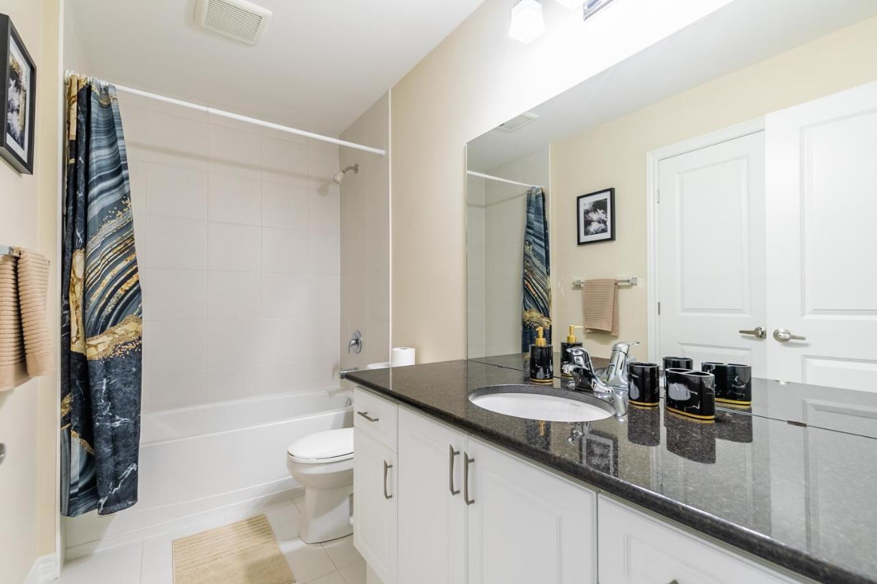 Globalstay Modern Townhomes In Lakeshore Steps To The Beach ハミルトン エクステリア 写真