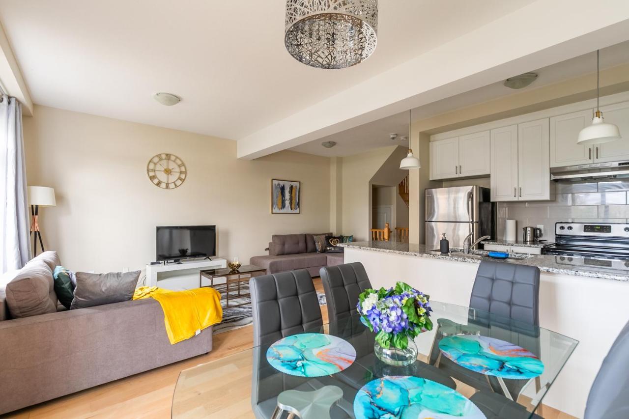 Globalstay Modern Townhomes In Lakeshore Steps To The Beach ハミルトン エクステリア 写真