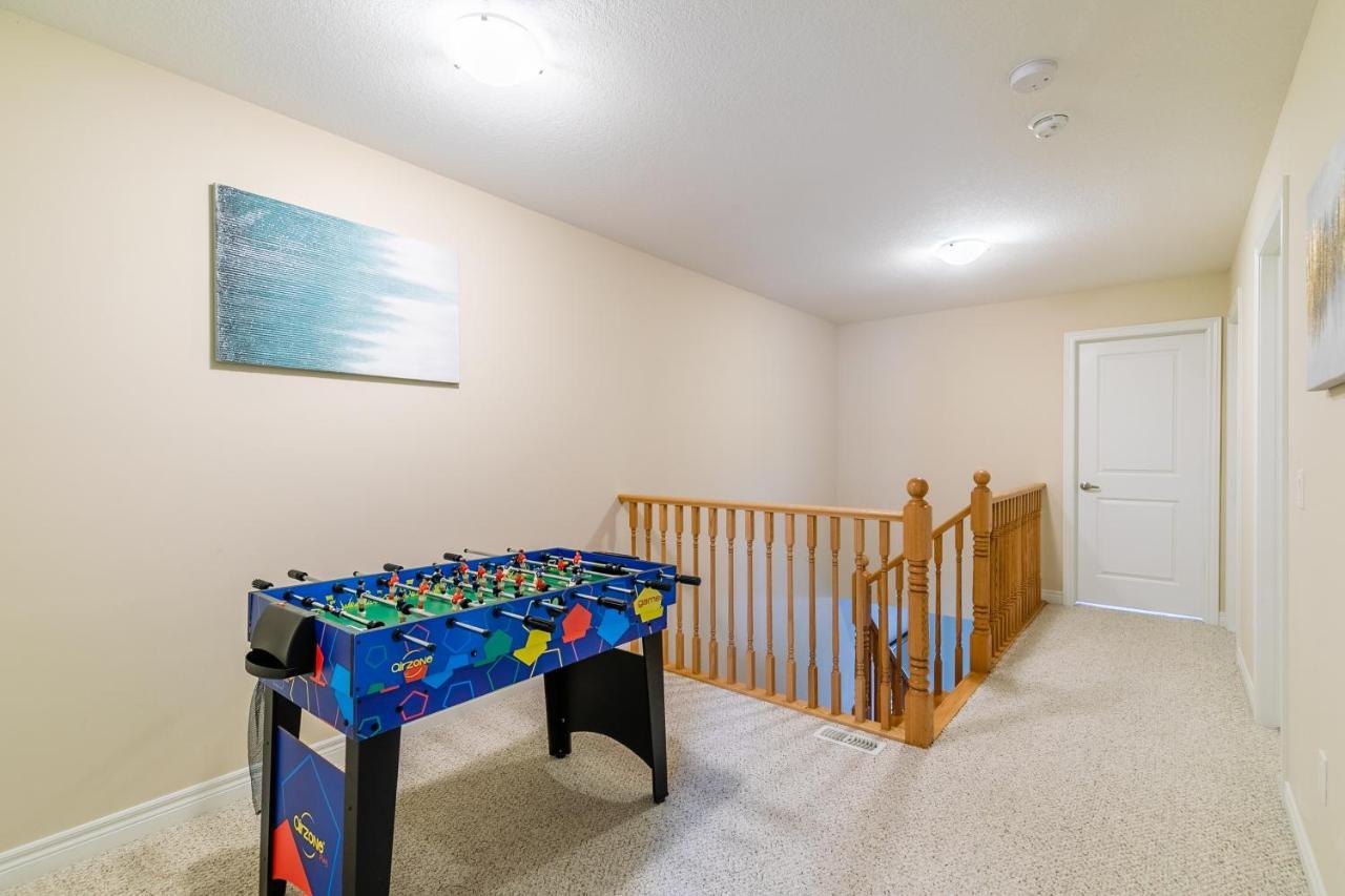 Globalstay Modern Townhomes In Lakeshore Steps To The Beach ハミルトン エクステリア 写真