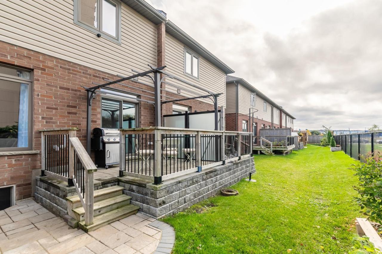 Globalstay Modern Townhomes In Lakeshore Steps To The Beach ハミルトン エクステリア 写真