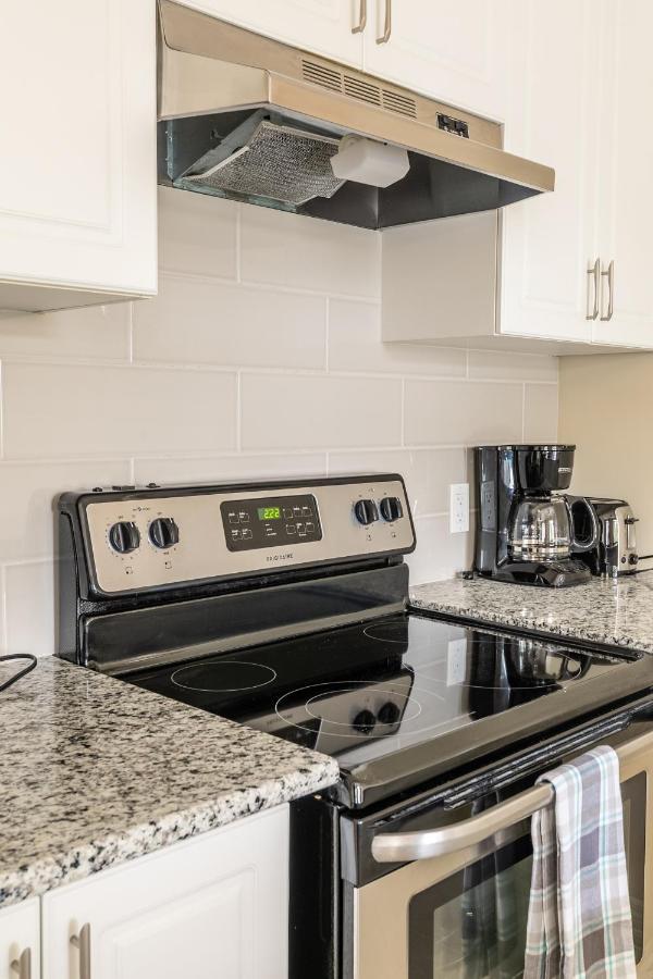 Globalstay Modern Townhomes In Lakeshore Steps To The Beach ハミルトン エクステリア 写真