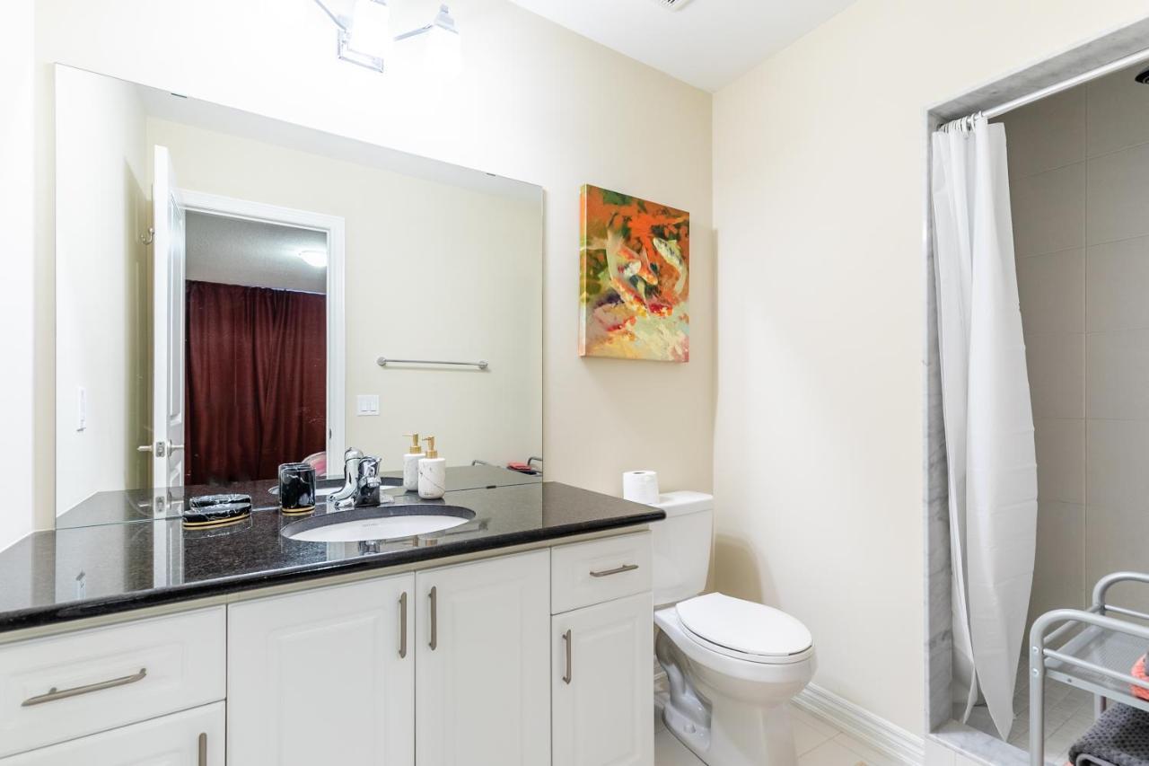 Globalstay Modern Townhomes In Lakeshore Steps To The Beach ハミルトン エクステリア 写真