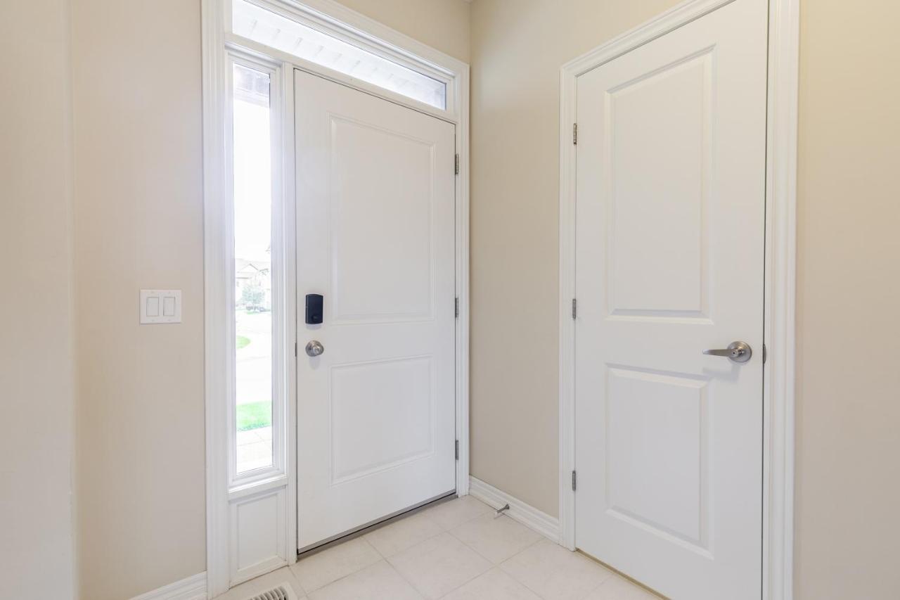 Globalstay Modern Townhomes In Lakeshore Steps To The Beach ハミルトン エクステリア 写真