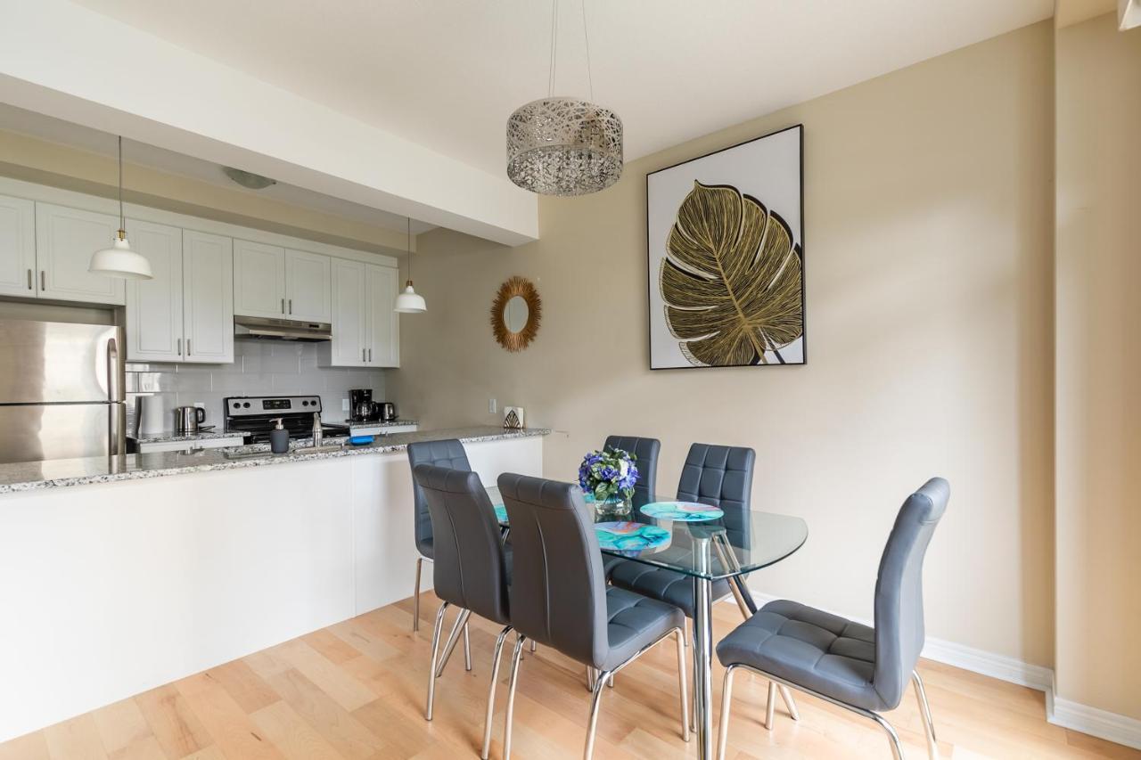 Globalstay Modern Townhomes In Lakeshore Steps To The Beach ハミルトン エクステリア 写真