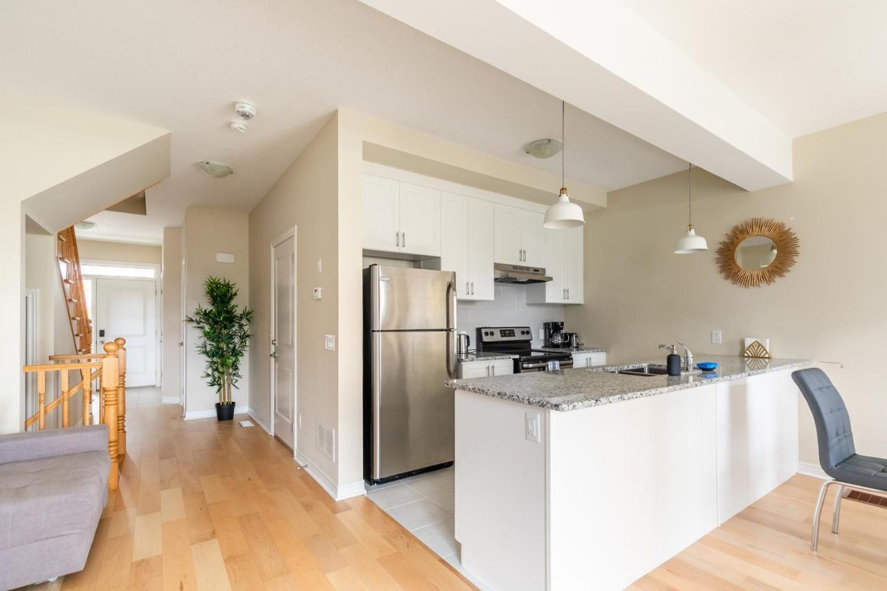 Globalstay Modern Townhomes In Lakeshore Steps To The Beach ハミルトン エクステリア 写真