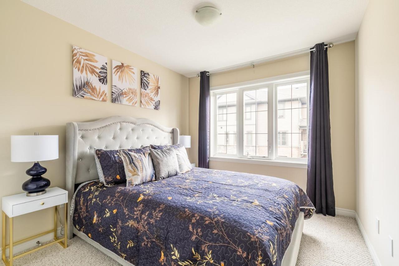 Globalstay Modern Townhomes In Lakeshore Steps To The Beach ハミルトン エクステリア 写真