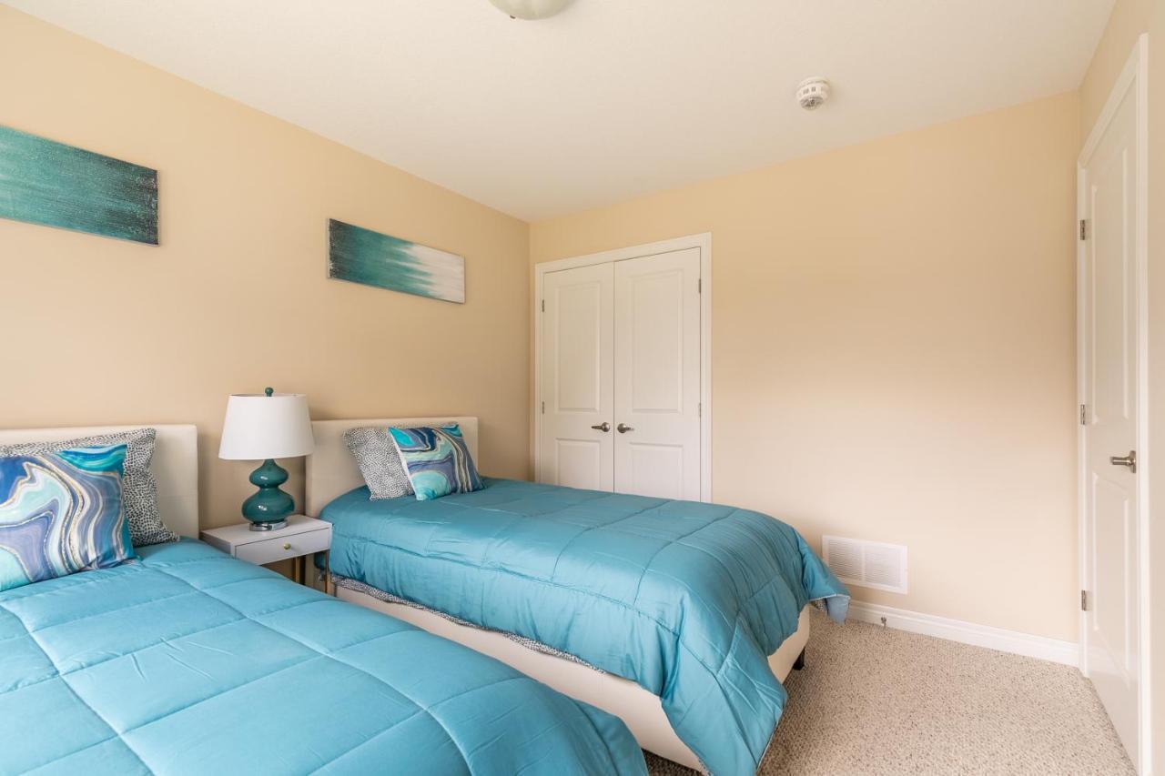 Globalstay Modern Townhomes In Lakeshore Steps To The Beach ハミルトン エクステリア 写真